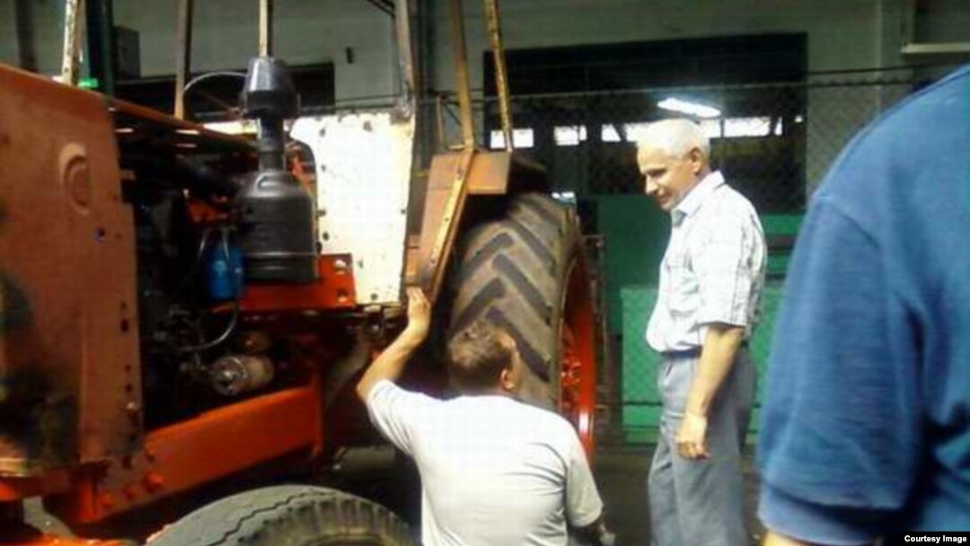 Técnicos bielorrusos inspeccionando los tractores de Cuba. 