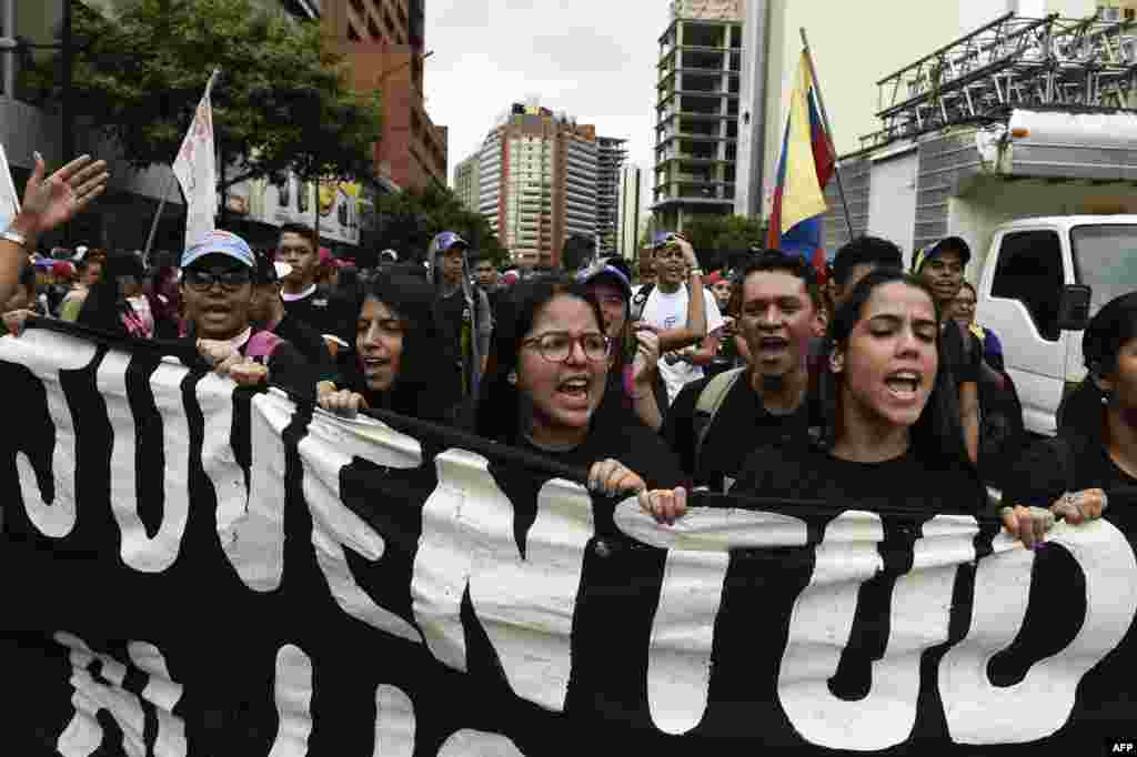 Manifestantes contra Nicolás Maduro protestan en Caracas el 23 de enero de 2019.