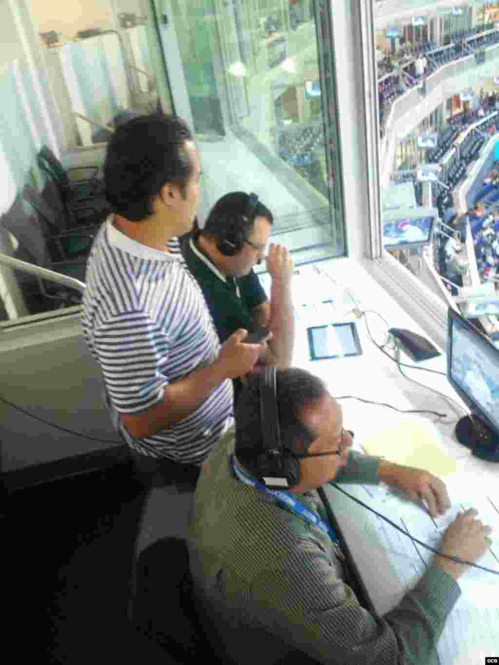 Nuestro ingeniero Eddie, Pepe y Edemio durante la transmisi&oacute;n del partdo. Foto/ Hector Carrillo