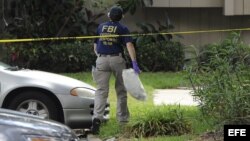 Un oficial del FBI trabaja en la escena en la que Ibragim Todashev, de 27 años, fue abatido a tiros por un agente del FBI. 