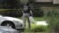 Un oficial del FBI trabaja en la escena en la que Ibragim Todashev, de 27 años, fue abatido a tiros por un agente del FBI. 