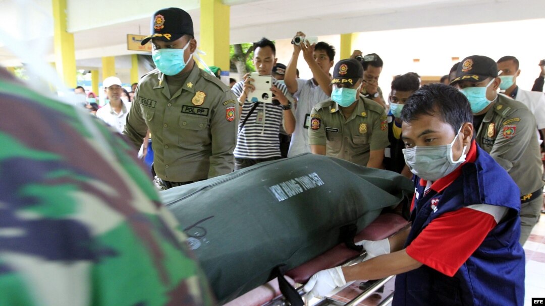 Soldados del Ejército del Aire trasladancuerpos de dos de las víctimas del avión de AirAsia accidentado 