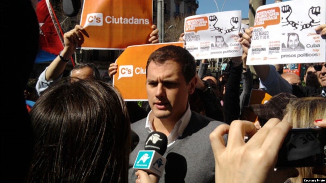 Albert Rivera y manifestantes cubanos en el consulado de Barcelona, con pancartas sobre Zapata Tamayo. Foto: Jorge Ignacio Pérez.