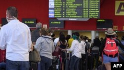 Viajeros esperan sus vuelos de regreso a casa en el Aeropuerto Internacional José Martí de La Habana.