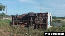 El camión de pasajeros hacia la ruta entre Sierra de Cubitas y la ciudad de Camagüey.