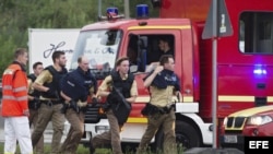 Numerosos agentes de la policía corren hacia el centro comercial donde se ha producido un tiroteo en Múnich, Alemania hoy, 22 de julio de 2016. Varias personas han muerto y otras han resultado heridas hoy en un tiroteo registrado en un centro comercial de