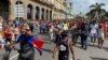 Manifestación pacífica contra el régimen comunista frente al Capitolio Nacional de Cuba, el 11 de julio.