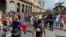 Manifestación pacífica contra el régimen comunista frente al Capitolio Nacional de Cuba, el 11 de julio.