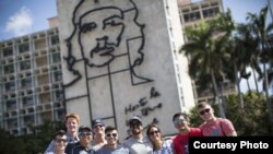 Los expertos en clavados extremos posan en las calles de La Habana.