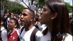 Venezolanos desafían prohibiciones y protestan en las calles