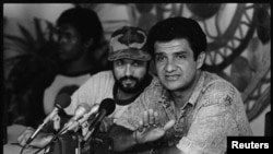 El líder rebelde indígena miskito Brooklyn Rivera (der.) expone un punto durante una conferencia de prensa en Managua, el 16 de mayo de 1988. REUTERS/Lou Dematteis