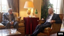 El emisario internacional para Siria, Lakhdar Brahimi (i) conversa con el secretario general de la Liga Árabe, Nabil Al Arabi (d). Archivo.