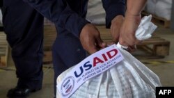 Una bolsa con ayuda humanitaria para los venezolanos enviada por USAID, en el centro de acopio de Cúcuta, en Colombia. 