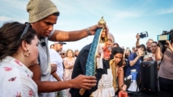 El artista y exprisionero político cubano Luis Manuel Otero Alcántara en la Ermita de la Caridad del Cobre. (Giorgio Viera/AFP)