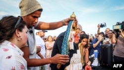 El artista y exprisionero político cubano Luis Manuel Otero Alcántara en la Ermita de la Caridad del Cobre. (Giorgio Viera/AFP)