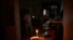 Residente de Caracas se ilumina en su casa con velas por apagón resgistrado durante horas de la noche. (REUTERS)