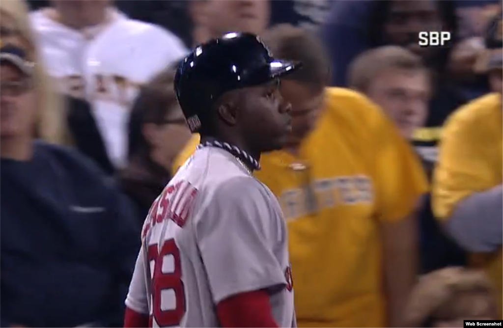 El jardinero central de los Medias Rojas de Boston, Rusney Castillo, bateó de 4-1 en su debut en las Grandes Ligas, el miércoles 17 de septiembre de 2014. En la cuarta entrada, pegó un potente roletazo por la intermedia y corrió a toda velocidad, para embasarse. Un veterano de 5 temporadas en la pelota cubana (Ciego de Ávila), Castillo tuvo su mejor campaña en el 2011-2012 cuando bateó para .332 con 16 jonrones, 28 dobletes, 32 boletos y 42 ponches en 420 turnos al bate. 