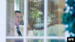 El presidente estadounidense Barack Obama habla por teléfono en el despacho Oval de la Casa Blanca en Washington DC. 