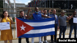 Ariel Ruiz Urquiola posa junto a sus seguidores en Ginebra, Suiza.