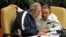 ARCHIVO. Fidel Castro (i), habla con el actual mandatario, Raúl Castro (d), el 19 de abril de 2011, durante la clausura del VI Congreso del Partido Comunista de Cuba en La Habana.