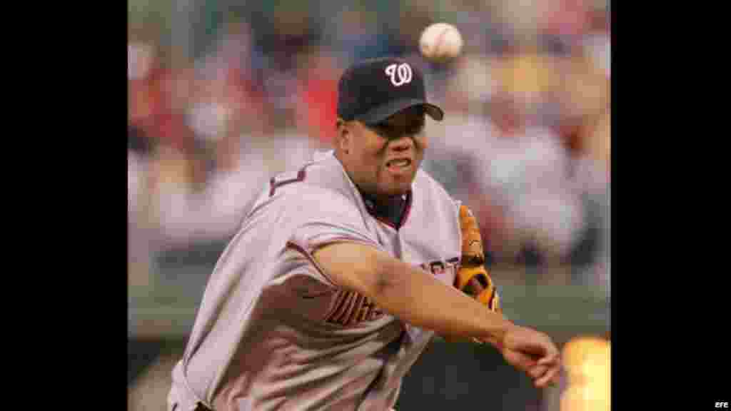 MLB- NATIONALS VS PHILLIES:PHL03 - FILADELFIA (PA, EEUU), 19/04/06.- El jugador de los Nationals de Washington, Liván Hernández lanza una pelota contra los Phillies de Filadelfia, durante la primera entrada de su juego el 19 de abril, en Filadelfia, Pensylvania (EEUU).