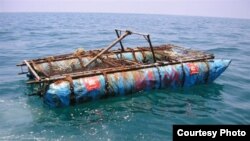 Balsas vacías han sido encontradas por navegantes en el estrecho de la Florida, un indicio de que sus ocupantes habrían perecido. Cuando son rescatados, los guardacostas las destruyen.