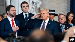 El presidente Donald Trump durante la ceremonia de investidura presidencial en la Rotonda del Capitolio de Estados Unidos, en Washington, el lunes 20 de enero de 2025. (Kenny Holston/The New York Times vía AP, Pool)