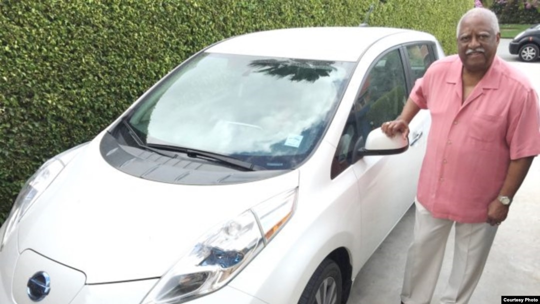 John Felder junto a uno de sus Nissan Leaf.