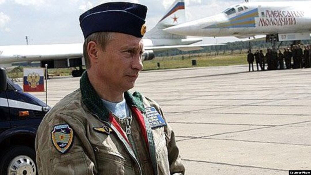Putin visita un aeródromo militar. 