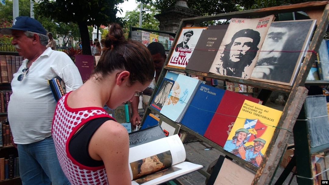 Puestos de libreros callejeros que colman la Plaza de Armas de La Habana Vieja. 
