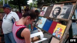 Puestos de libreros callejeros que colman la Plaza de Armas de La Habana Vieja. 