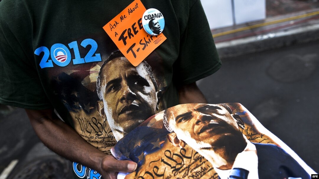 Ron Atkins vende unas camisetas con la imagen del presidente estadounidense, Barack Obama, en el centro de Charlotte, Carolina del Norte, (EEUU). 