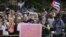 Personas que asisten a la ceremonia de reapertura de la embajada cubana en Washington.