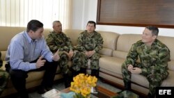 El General Alzate y otros dos soldados liberados por las FARC se entrevistan con el ministro de Defensa colombiano.