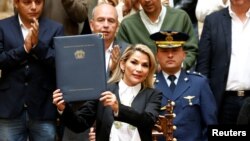 La presidenta interina de Bolivia, Jeanine Añez, proclama la Ley de régimen excepcional y transitorio para la realización de elecciones generales. 