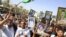 Unos ciudadanos iraquíes sostienen retratos parientes suyos presuntamente ejecutados por el yihadista Estado Islámico (EI) durante una manifestación contra el grupo terrorista en Kerbala, en el sur de Irak.