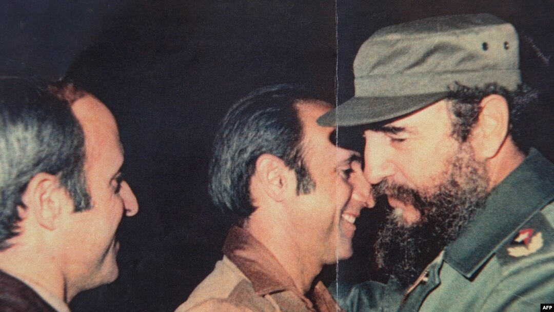 Fidel Castro en compañía del coronel de Tropas Especiales Antonio De La Guardia (C) y su hermano el general de brigada Patricio de la Guardia.
