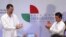 El Rey Felipe VI acompañado por el presidente de México, Peña Nieto (d), durante su participación en la clausura del X Encuentro Empresarial Iberoamericano, que se celebra en la ciudad mexicana de Veracruz, en el marco de la XXIV Cumbre Iberoamericana. EFE/JuanJo Martin.
