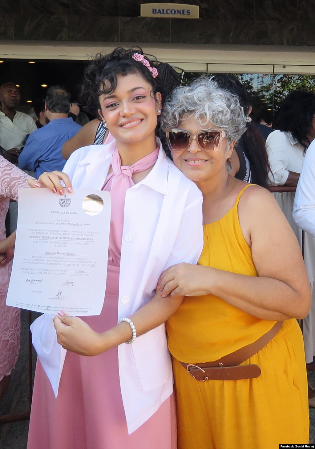 Anna Bensi, a la izquierda, junto a su madre. Imagen de archivo; no corresponde al juicio del 1 de octubre.