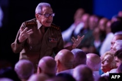 Raúl Castro asiste a la gala para su hermano Fidel Castro en el teatro Karl Marx de La Habana, el 13 de agosto de 2026.