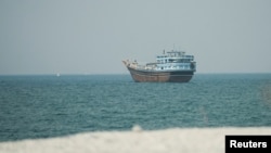 Un barco en el Estrecho de Ormuz, visto desde Musandam, Omán, este 13 de julio.