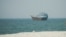 Un barco en el Estrecho de Ormuz, visto desde Musandam, Omán, este 13 de julio.