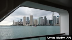 Se observa el horizonte de Miami desde el "Star Seeker", el nuevo yate de Windstar Cruises, el jueves 15 de enero de 2026, en PortMiami, Miami. 