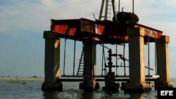 Imagen de un antiguo balancín de extracción de petróleo en Maracaibo (Venezuela