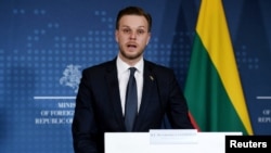 El canciller lituano Gabrielius Landsbergis en Vilna el 7 de marzo de 2022, en conferencia con el secretario de Estado de EEUU, Antony Blinken. (Olivier Douliery/Reuters).
