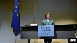 La jefa de la diplomacia europea, Catherine Ashton, comparece durante la rueda de prensa ofrecida tras la ronda de dos días de negociaciones entre Irán y los países del G5+1