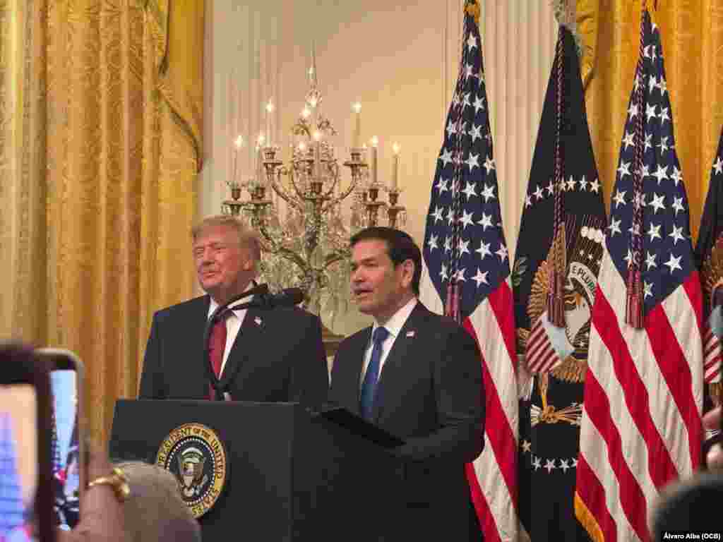 El presidente Donald Trump y el secretario de Estado Marco Rubio en la ceremonia por el Mes de la Herencia Hispana, en la Casa Blanca. 