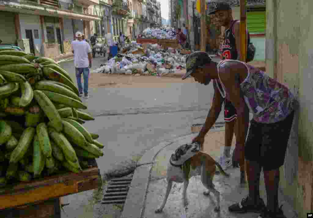 Una céntrica esquina de La Habana, bloqueada por montones de basura. 