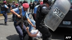 Policía reprime a manifestantes en Nicaragua. 