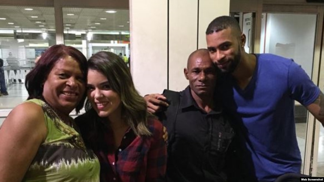 El pelotero cubano de los Orioles de Baltimore, Henry Urrutia (d) , junto a sus familiares en Venezuela.